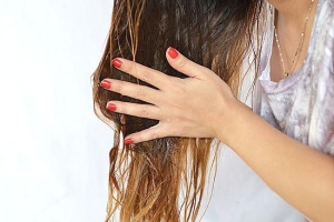 Окрашивает ли светлые волосы оливковое масло, как применять для смывки краски?