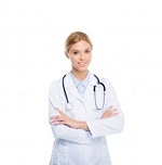 Молодая женщина-доктор в белом халате